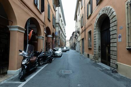 Red Appartamento Immerso Tra Le Mura Bolognesi Luaran gambar